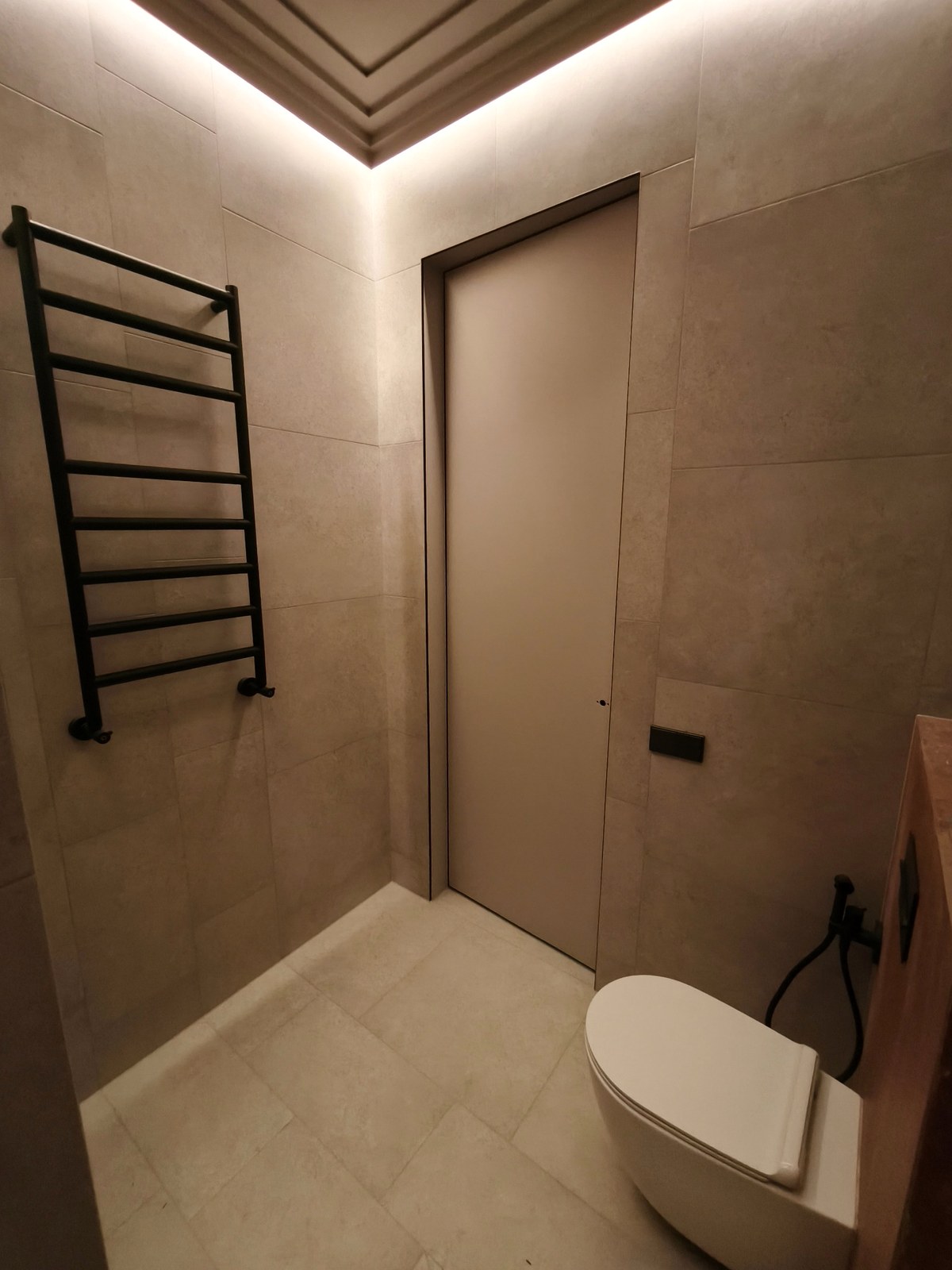 Sanitārā mezgla apdare ar apgaismojuma nišu